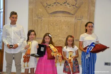 Entrega distintivos a Reinas, Damas y presidentes