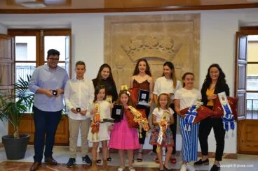 Entrega distintivos a Reinas, Damas y presidentes