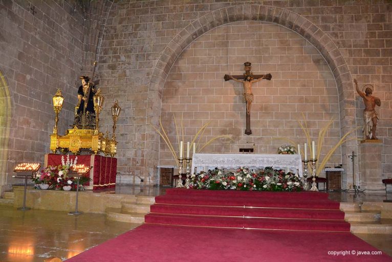 San Bartolomé-kerk met het beeld van de Nazarener