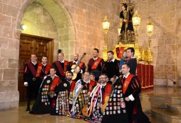 La Tuna de Xàbia junto a la imagen