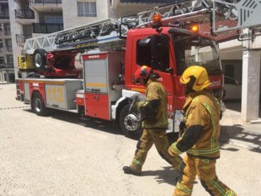 Los bomberos con uno de los dos gatos salvados