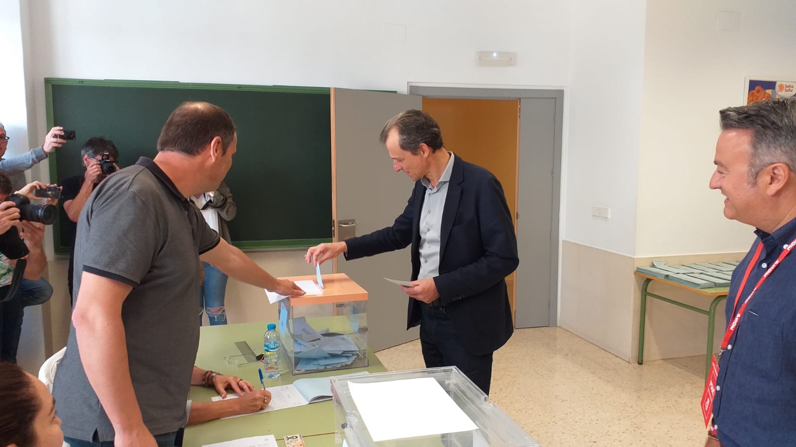 Pedro Duque votando