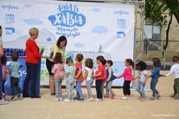 Reparto de cantimploras para los escolares de Xàbia (13)
