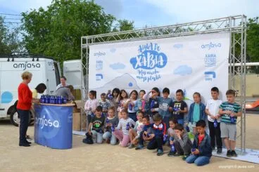 Reparto de cantimploras para los escolares de Xàbia (3)