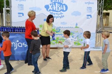 Reparto de cantimploras para los escolares de Xàbia (5)