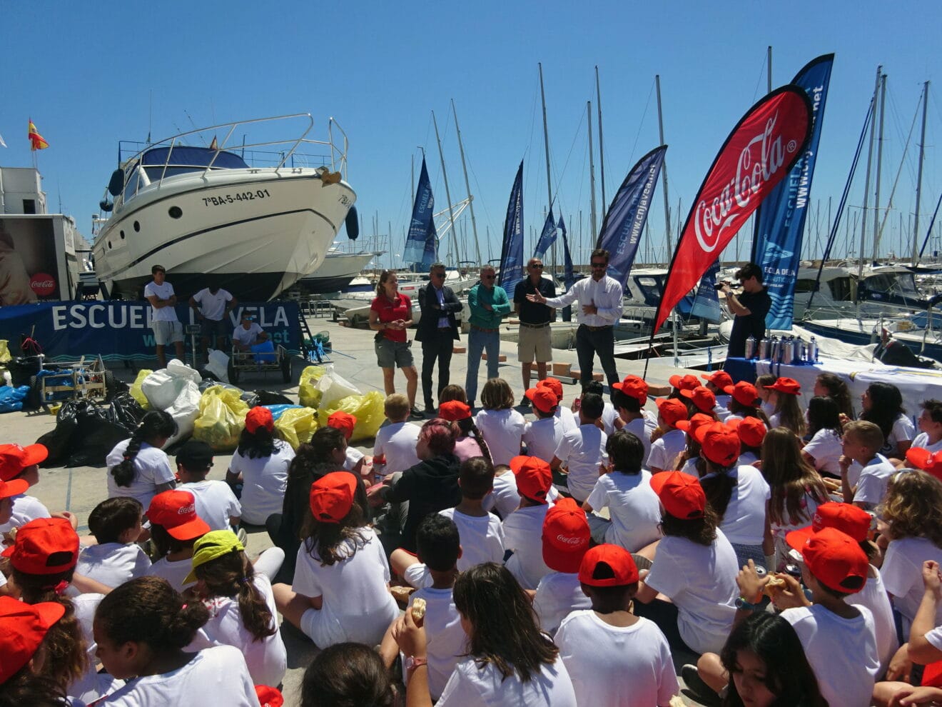 Jornada de limpieza de costa en el Club Náutico Jávea