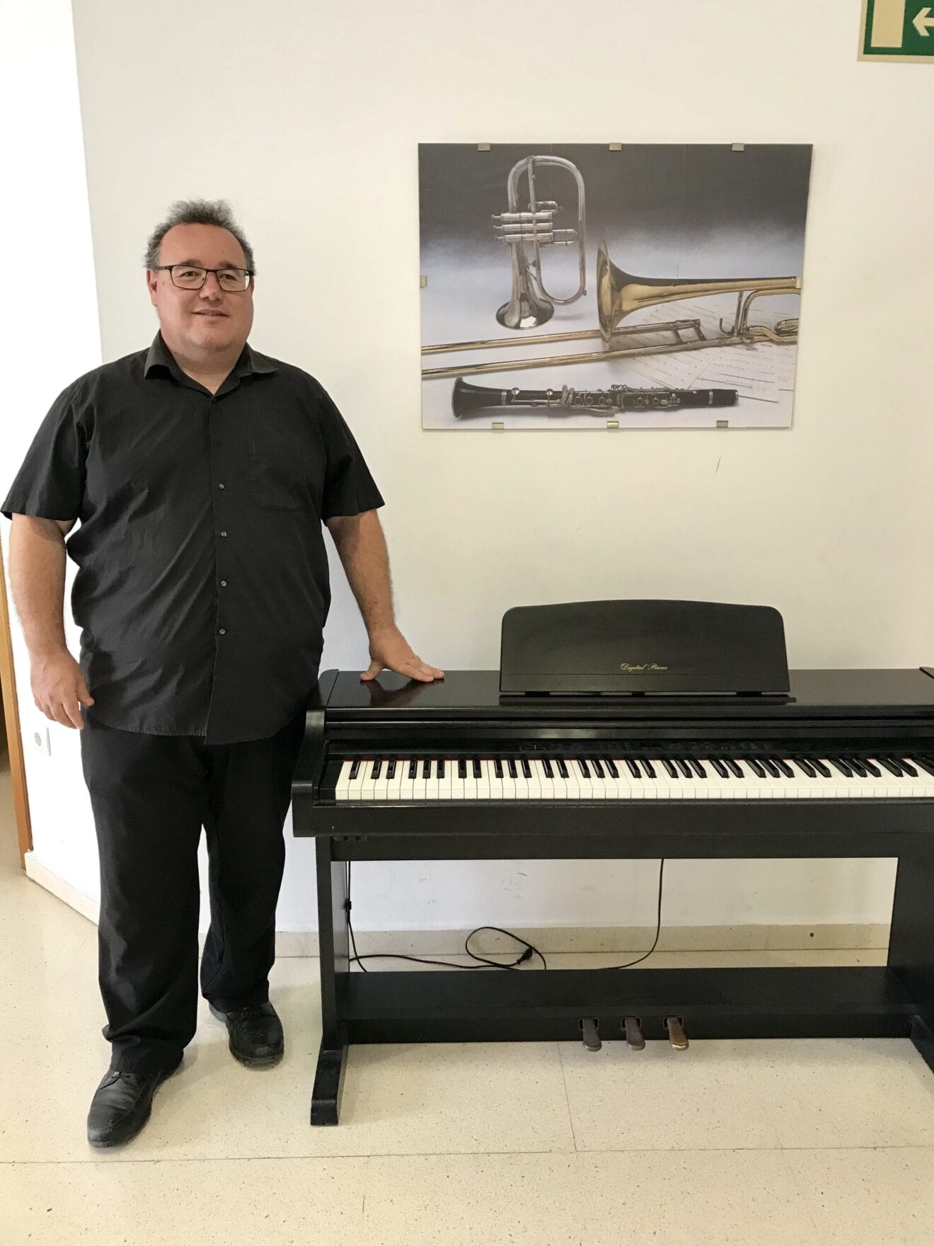 Donación de un piano a la Escuela de Benitatxell