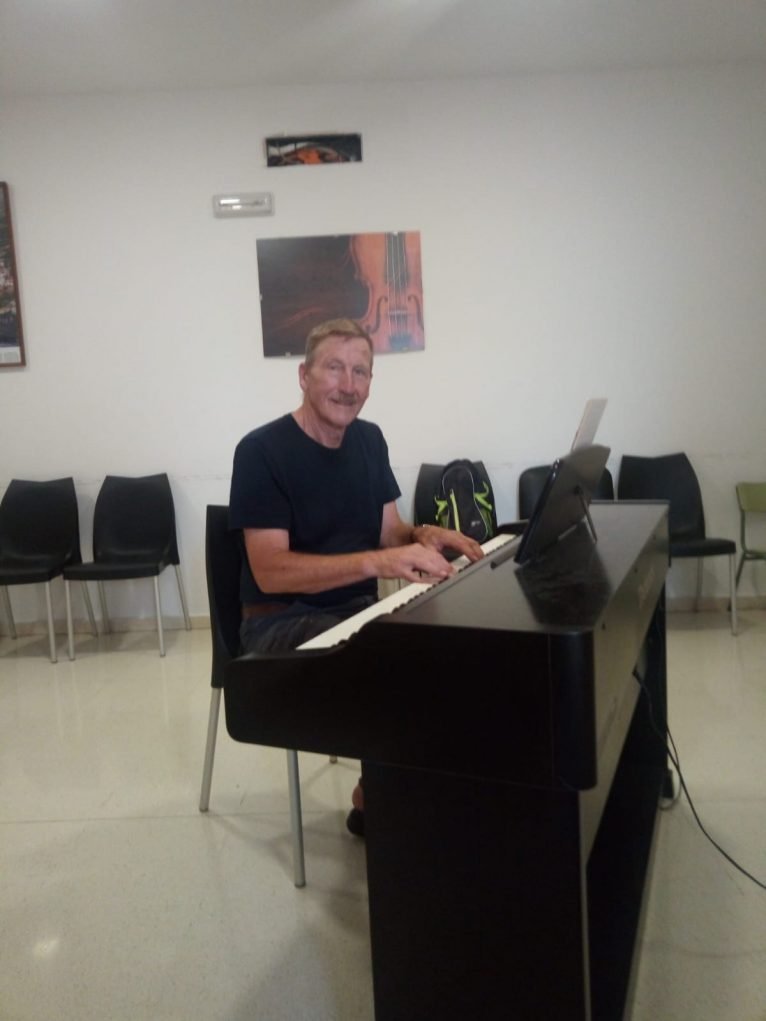 Don d'un piano à l'école de Benitatxell