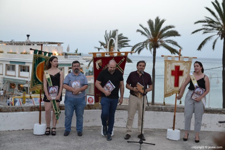 El llibret de Moros y Cristianos es presentado en el puerto de Xàbia