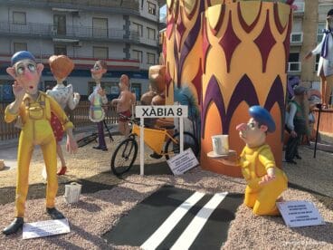 Cae un ‘ninot’ de la Foguera Central