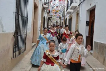 Visita a las calles engalanadas