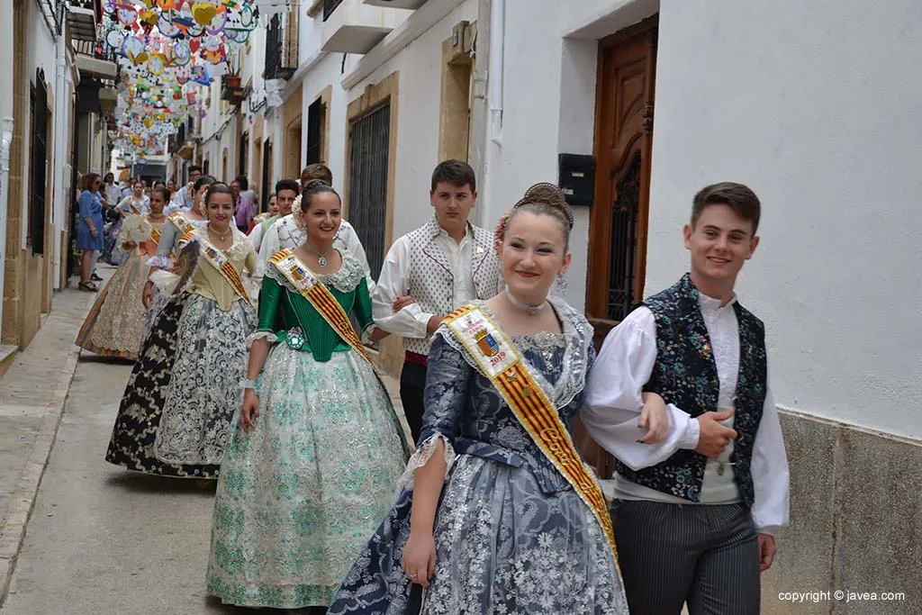 Visita a las calles engalanadas