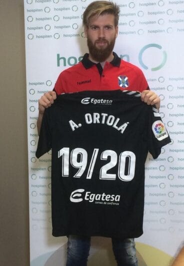 Adrián Ortolá en la presentación con el CD Tenerife