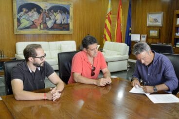 Firma del convenio con el club de tenis