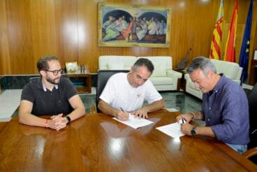 Firma del convenio con el club de Voley