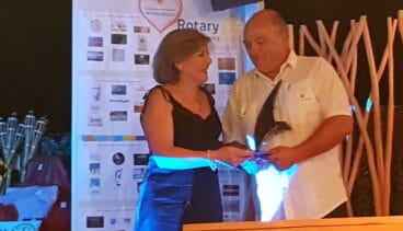 La Comissió de festes de la Mare de Déu de Loreto y María Ferrer reciben el reconocimiento del Club Rotary