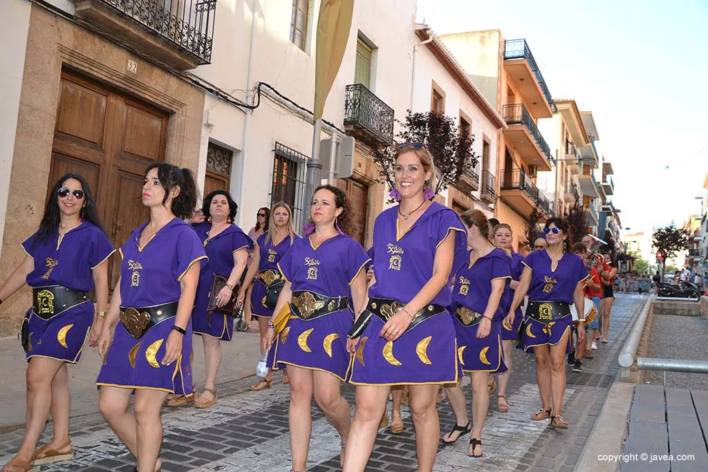 Las filaes moras y cristianas visitan el centro histórico