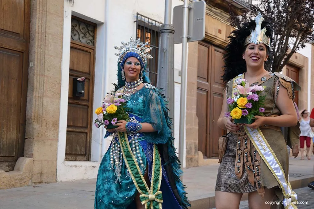 Las filaes moras y cristianas visitan el centro histórico