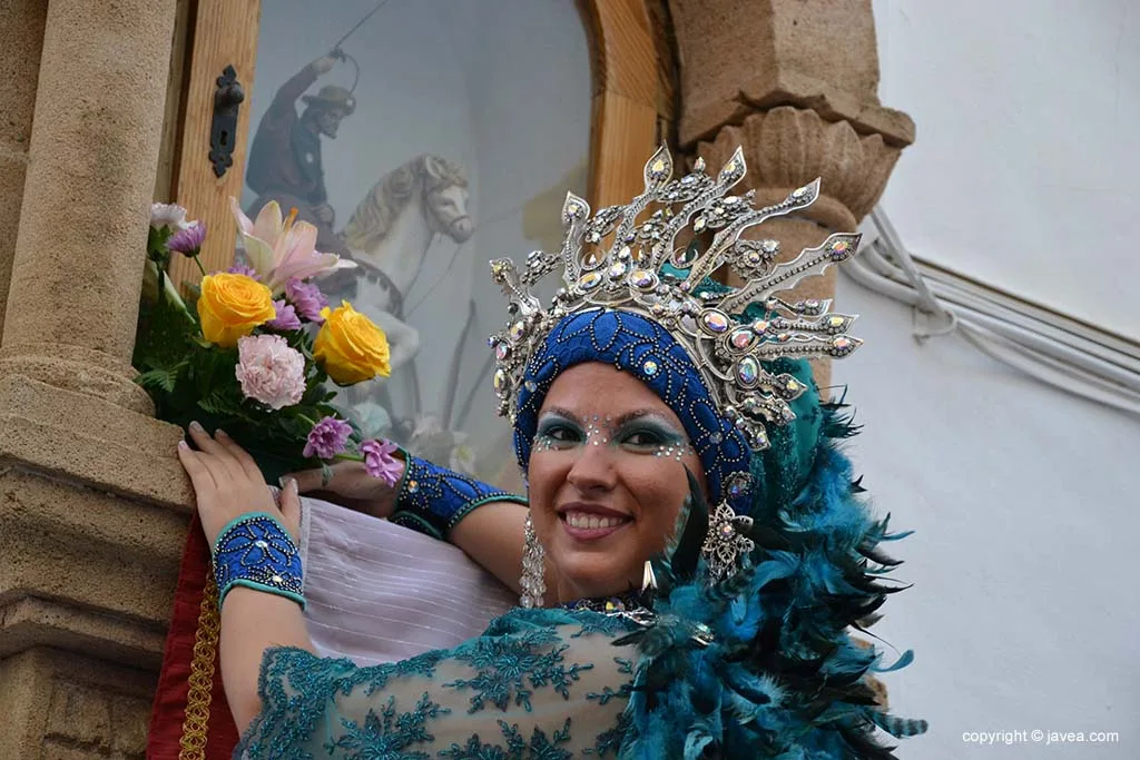 Las filaes moras y cristianas visitan el centro histórico