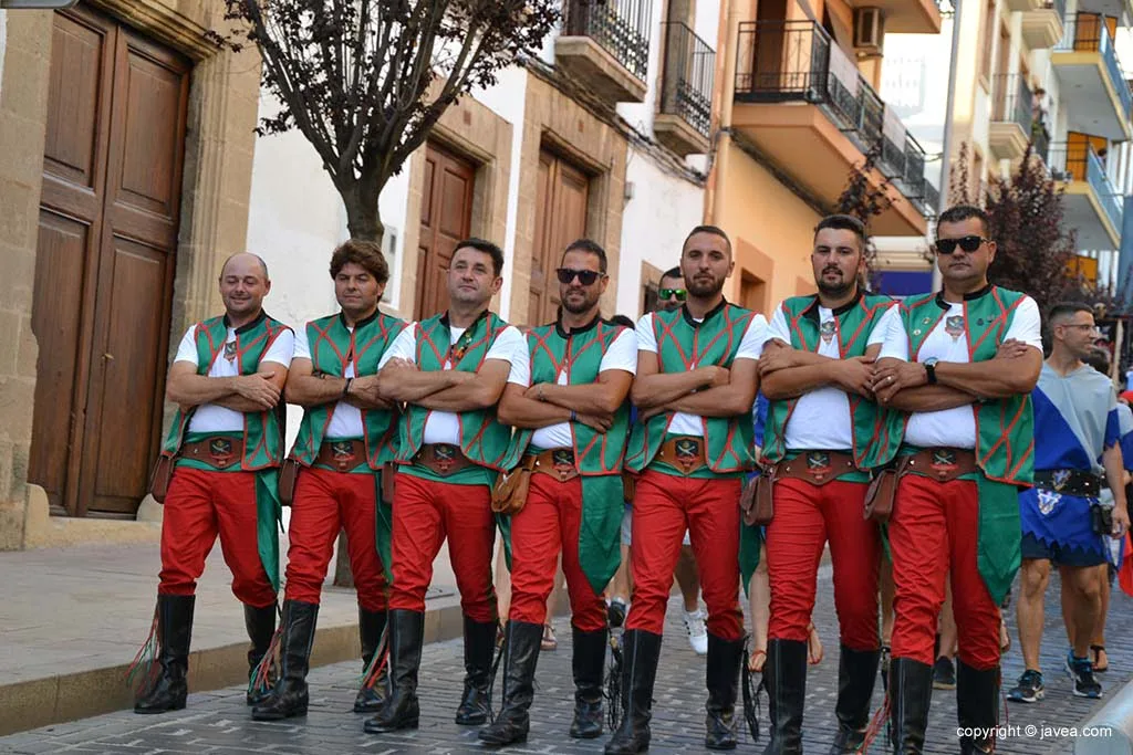 Las filaes moras y cristianas visitan el centro histórico