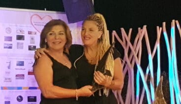 María Ferrer Miralles recibe un reconocimiento por su activismo y lucha contra el cáncer