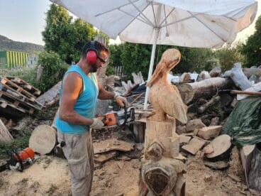 Miguel esculpiendo la obra