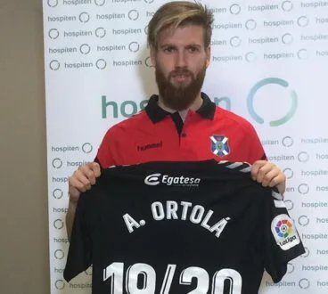 Adrián Ortolá en la presentación con el CD Tenerife