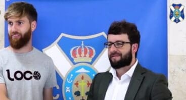 Ortolá con el director deportivo en el Aeropuerto