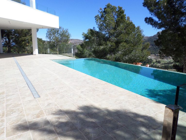 Casa con piscina infinita en Dénia - Promociones Denia, S.L.