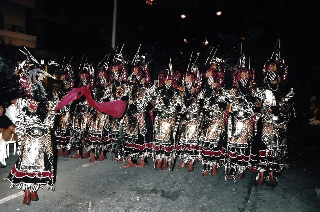 Primera escuadra oficial en el primer desfile del año 2000