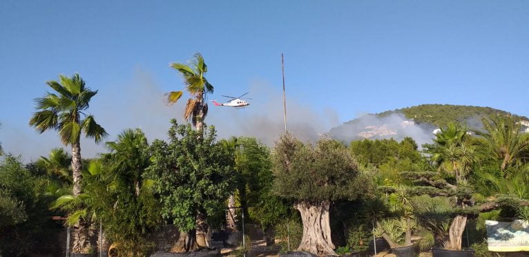 Helicóptero actuando en la extinción del incendio