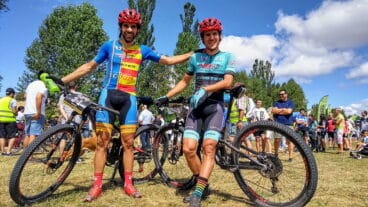 Ade y Saoro Moll con sus bicicletas