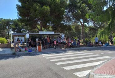 Bañistas esperando el servicio de bus para la Granadella