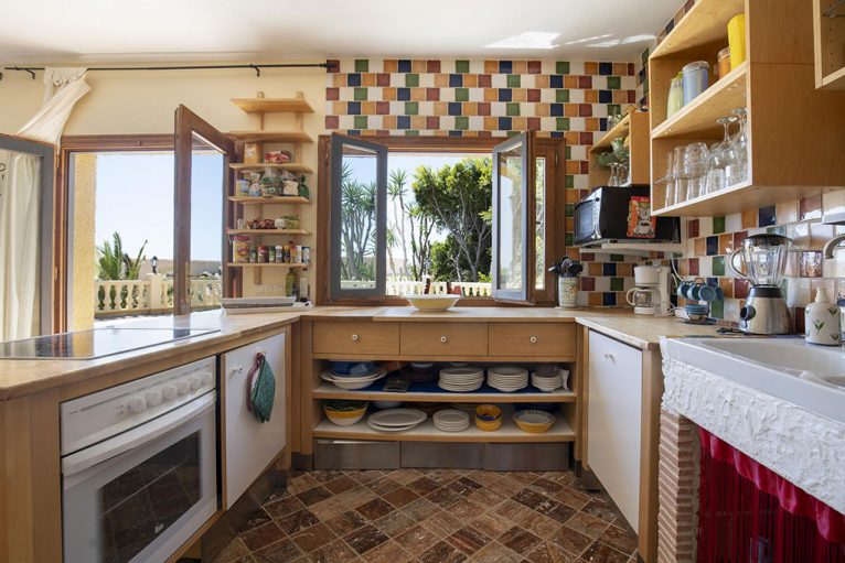 Cocina abierta totalmente equipada en casa de vacaciones - Quality Rent a Villa