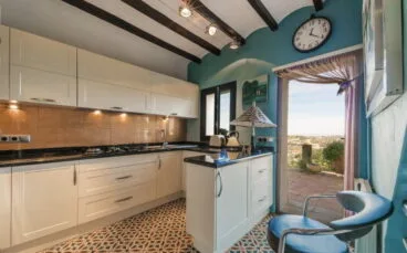 Cocina moderna con acceso a terraza en Benitachell – Vicens Ash Properties