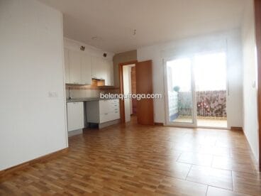 Comedor y cocina abierta de apartamento en venta en Jávea – Inmobiliaria Belén Quiroga