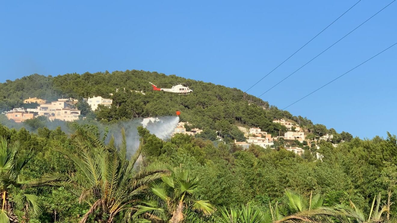 Helicóptero actuando en la extinción del incendio