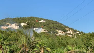 Helicóptero actuando en la extinción del incendio