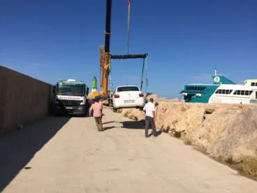 Evacuación de los vehículos del interior del ferry