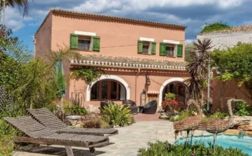 Fachada de un chalet tradicional en venta en Benitachell – Vicens Ash Properties