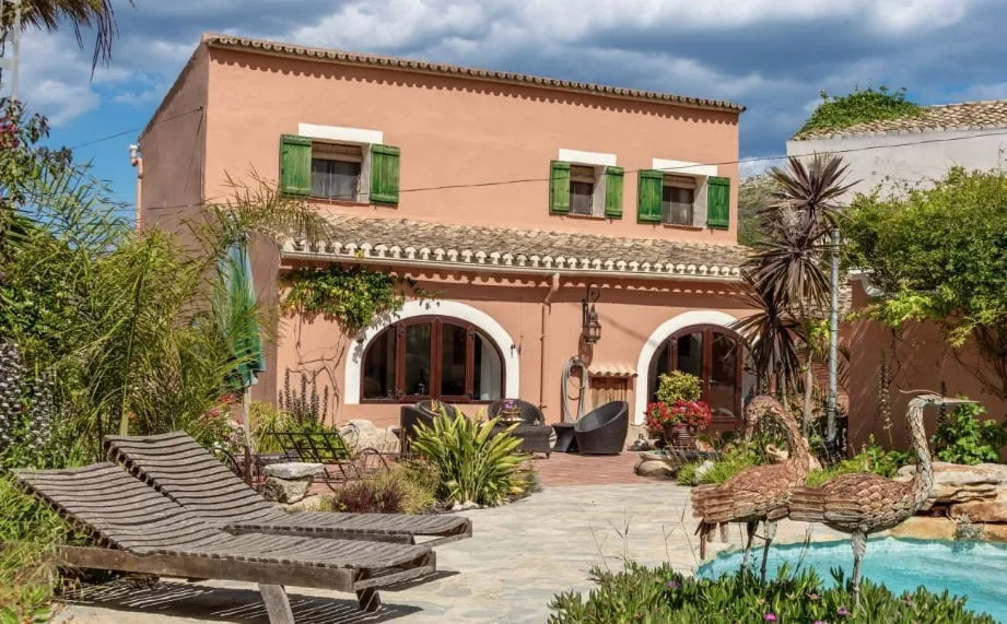 Fachada de un chalet tradicional en venta en Benitachell - Vicens Ash Properties