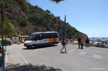 Minibus en la Cala de la Granadella