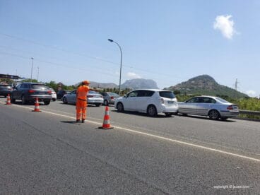 Operarios de AUMAR agilizando el colapso