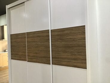 Puerta de armario blanca y madera – Cocina Fácil