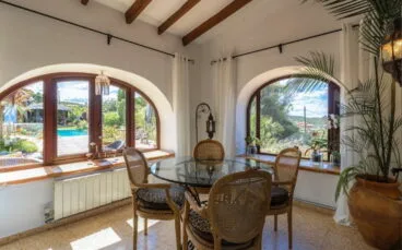 Sala de estar cubierta en un chalet en venta en Benitachell – Vicens Ash Properties