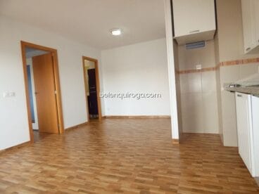 Salón y hall de entrada de un apartamento en venta en Jávea – Inmobiliaria Belén Quiroga