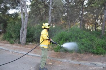Un voluntario en la labor de extinción