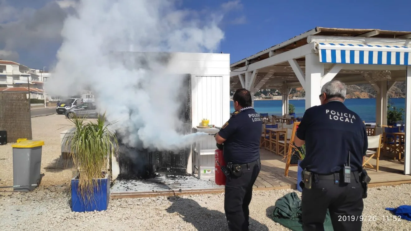Agentes de policía apagan las llamas