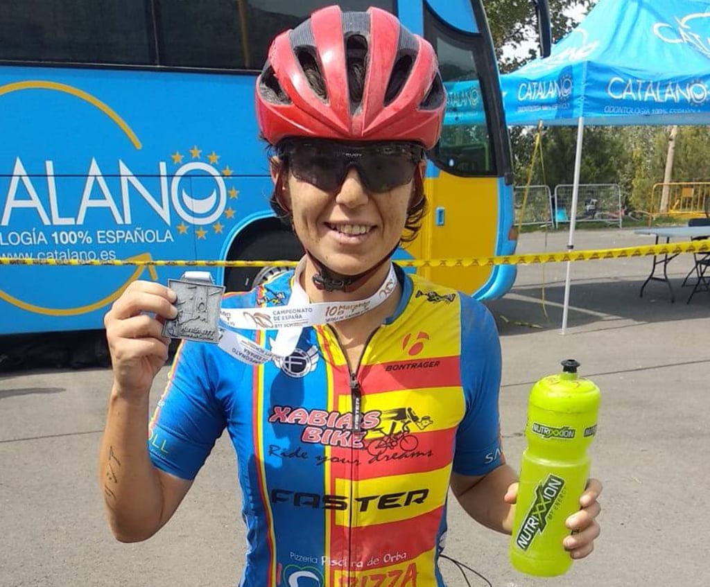 Imagen: Alicia Margalejo luciendo su maillot de campeona autonómica