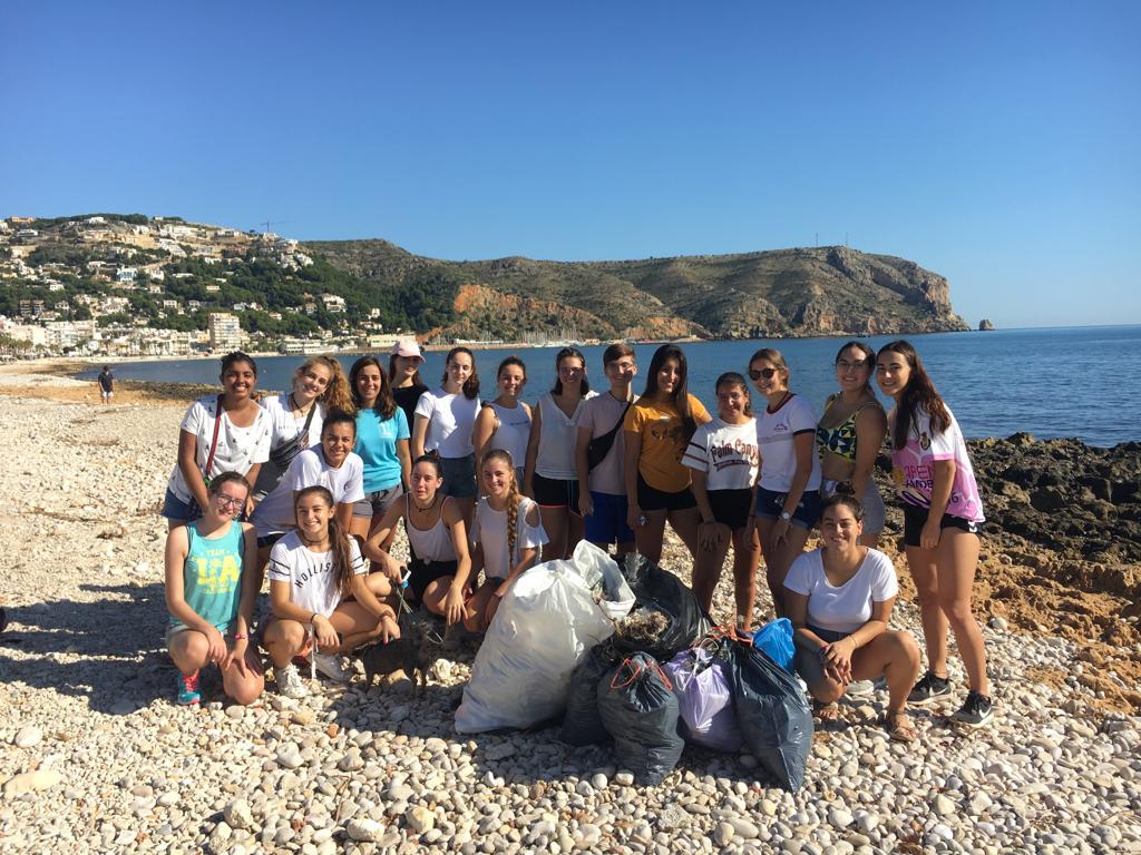 Alumnos del IES Antoni Llidó en la limpieza de la playa